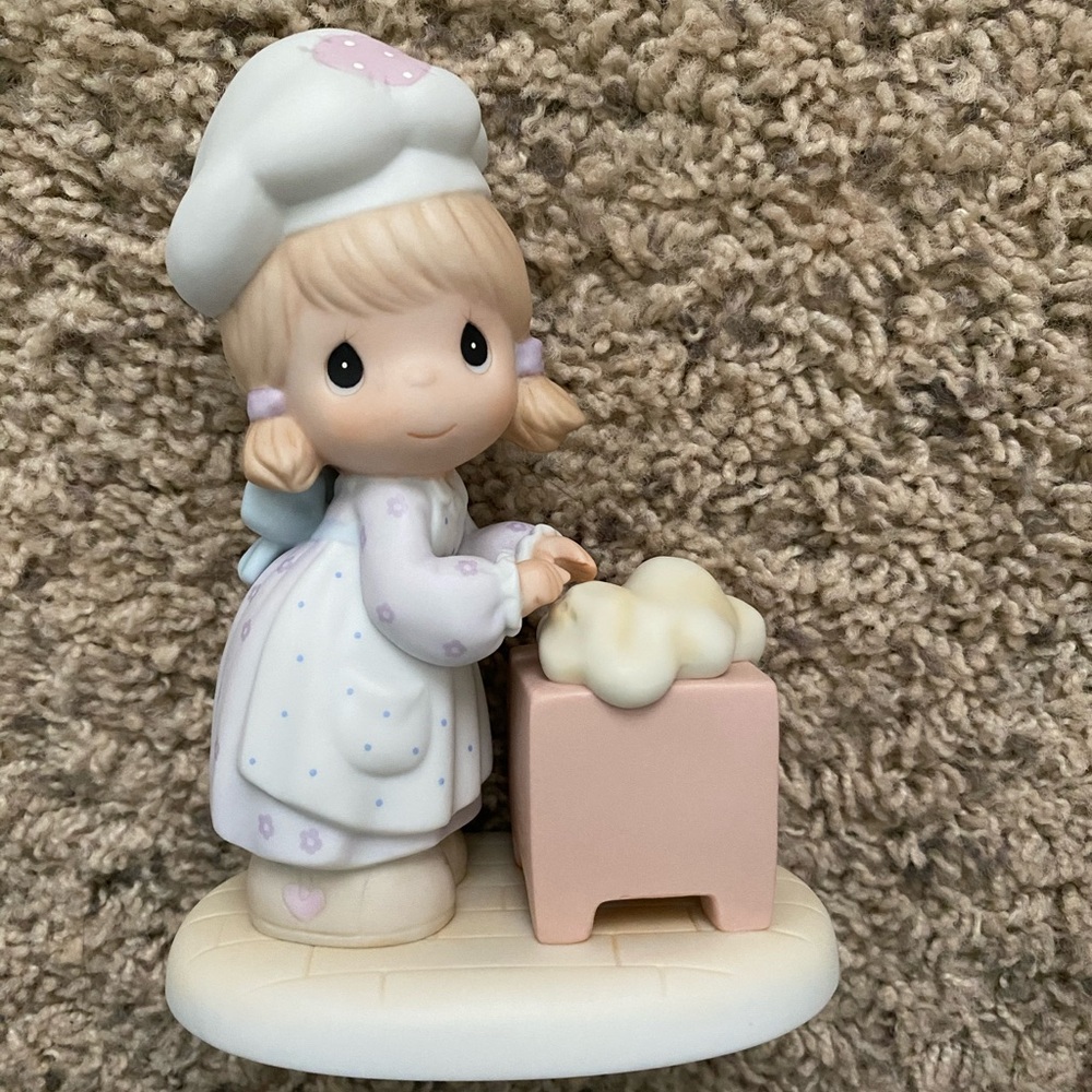 Precious Moments - 1999 - We Knead You Grandma